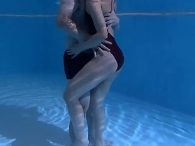 Anh xã lạnh nhạt, vợ yêu ngoại tình với hlv dạy bơi