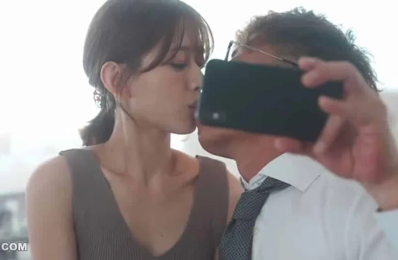 Thấy vợ yêu hơi lạ, anh xã xem điện thoại bà xã và thấy cảnh phang với tiền bối của mình