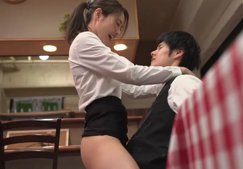 Cậu trai trẻ làm tình đồng nghiệp nữ làm chung công ty có chồng nhưng chồng yêu “yếu”