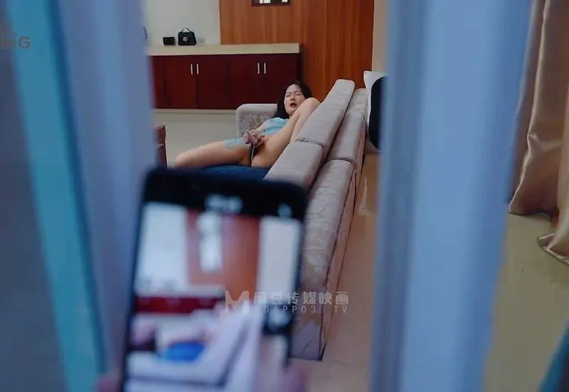 đột nhập xoạc em nhà kề bên đang thủ dâm